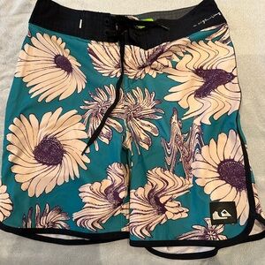 QUIKSILVER Boys Size Small Blue with White & Brown Flowers Swim Trunks